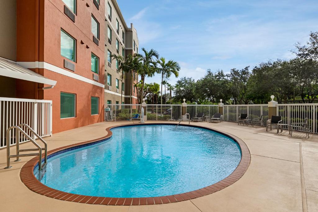 Holiday Inn Express Hotel & Suites Pembroke Pines Sheridan Street an IHG Hotel Main image 2